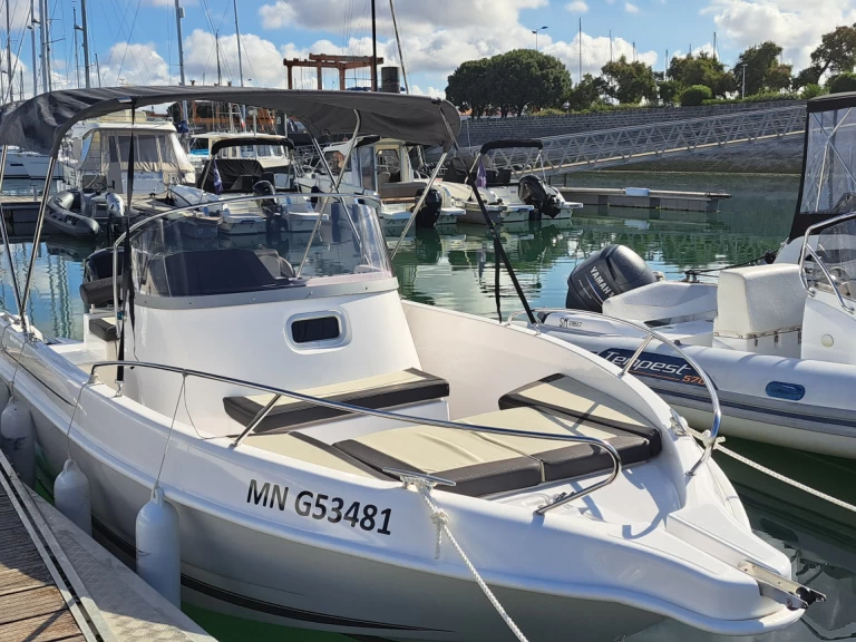 Hire Motorboat B2 Marine with a boat licence