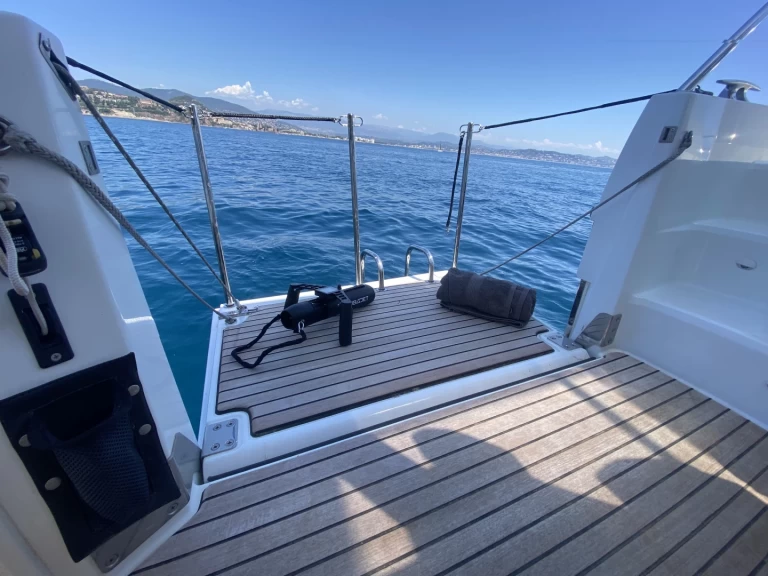 Hire Motorboat Jeanneau with a boat licence