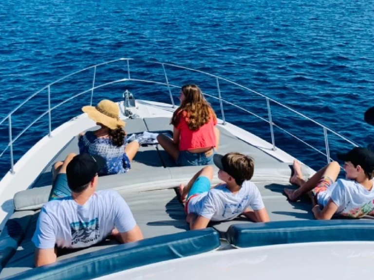 Hire a Sea Ray Sea Ray 400 Sedan Bridge World