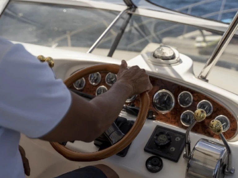 Yacht hire World cheap Sea Ray 400 Sedan Bridge