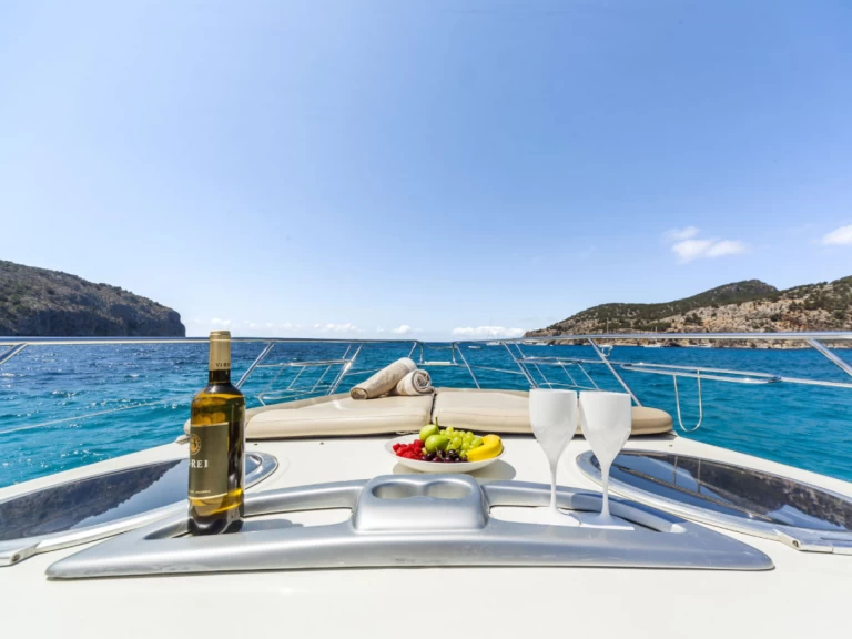 Charter a Cranchi Endurance 41 in Porto-Vecchio on Samboat