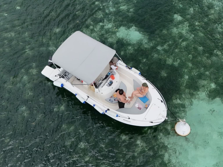 Motorboat hire in Port-Louis - Pacific Craft Pacific Craft 545 Open
