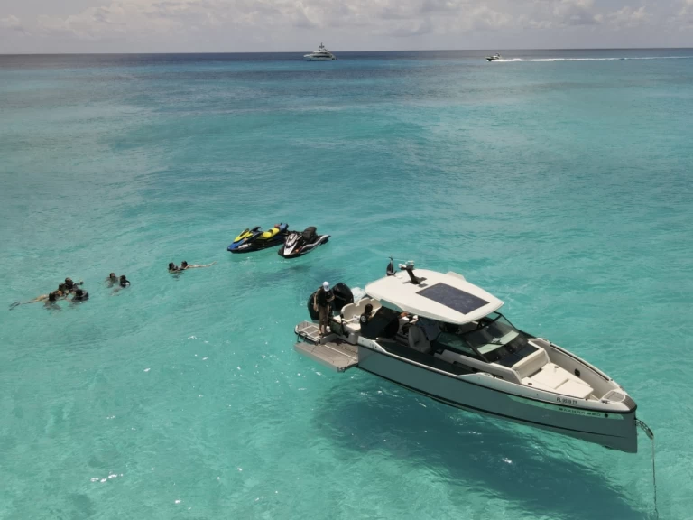 Charter a Saxdor Saxdor 320 GTO in Miami on Samboat