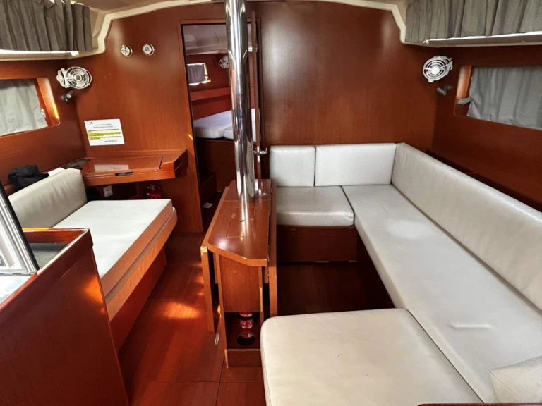 Charter a Bénéteau Oceanis 41.1 in Gouvia on Samboat