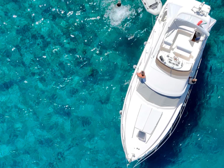 Hire Motorboat Fairline with a boat licence