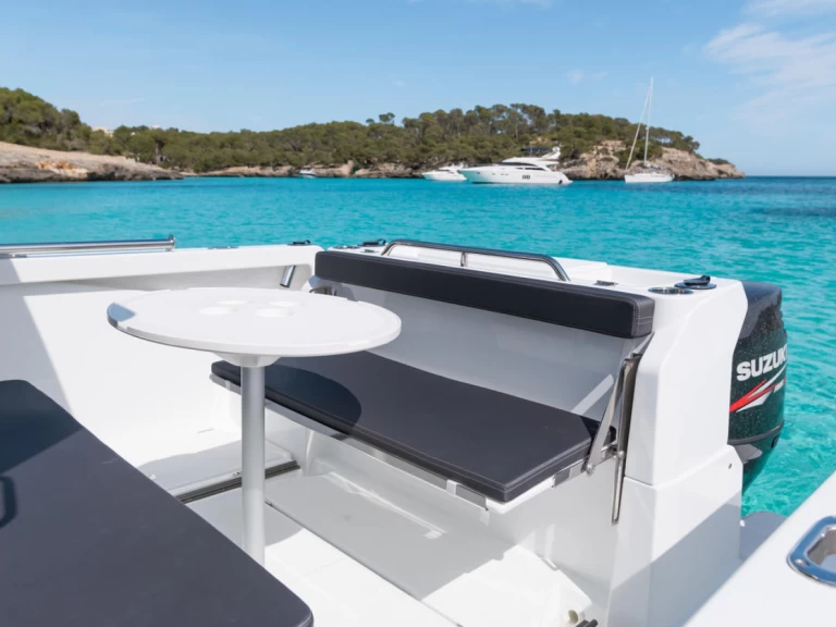 Hire a Bénéteau Barracuda 8 Puerto Deportivo Marina de Santander