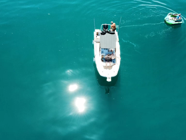 Motorboat to hire Publier at the best price