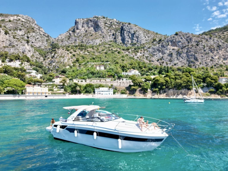 Hire Motorboat Bavaria with a boat licence