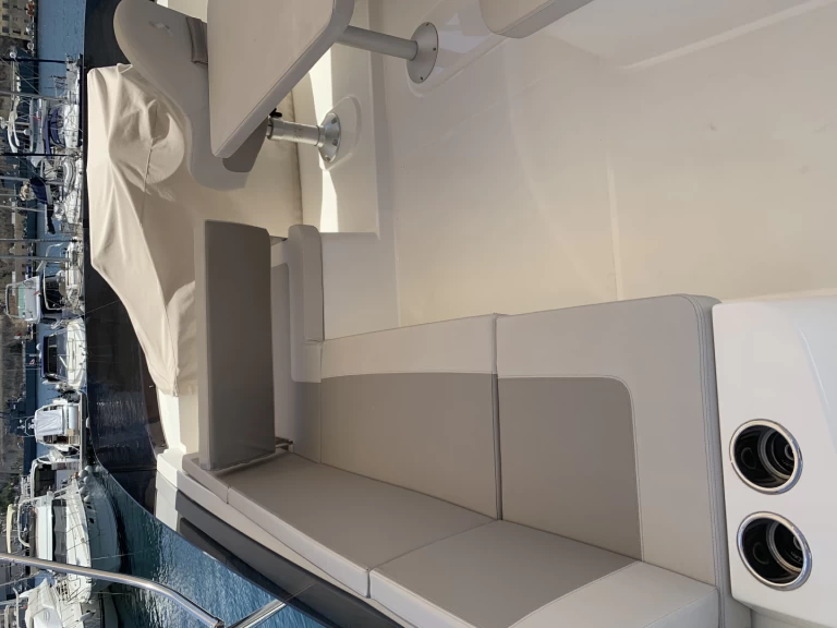 Hire Motorboat Bénéteau with a boat licence