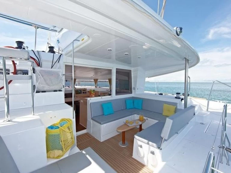 Charter a Lagoon Lagoon 400 in Es Jondal on Samboat