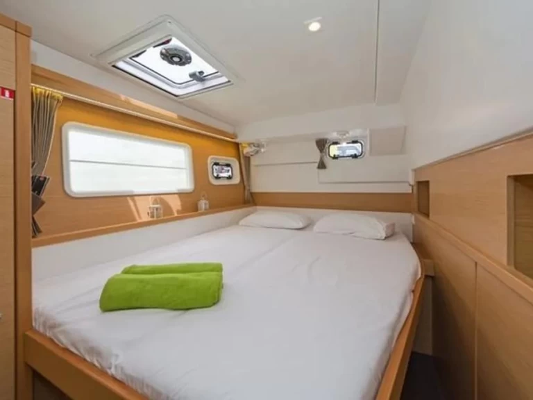 Hire Catamaran Lagoon with a boat licence
