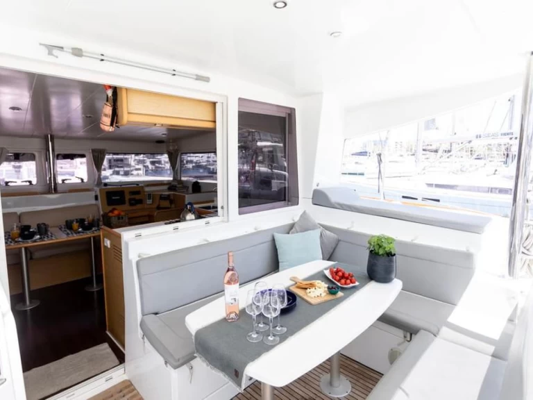 Charter a Lagoon Lagoon 400 S2 in Sant Antoni de Portmany on Samboat