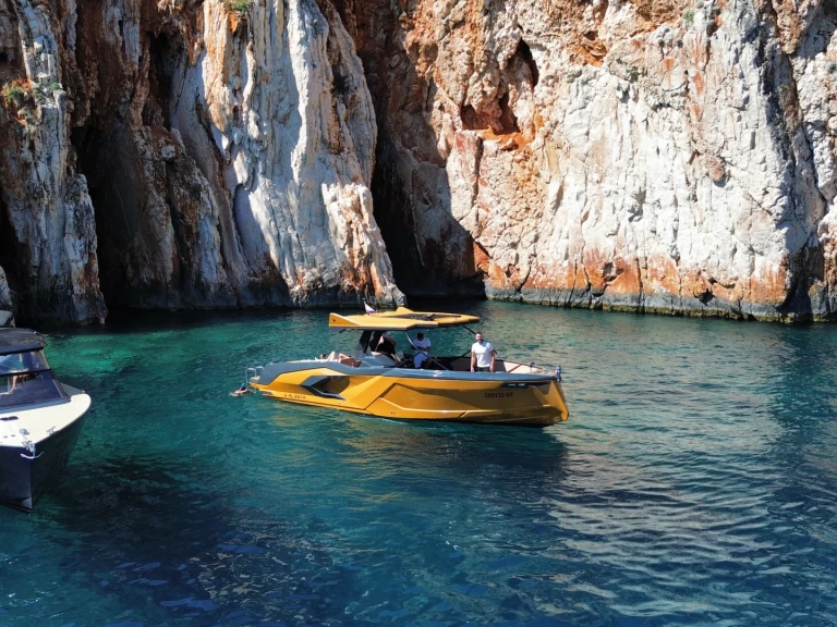 Motorboat hire in Split - Alesta Marine Raptor parasailing