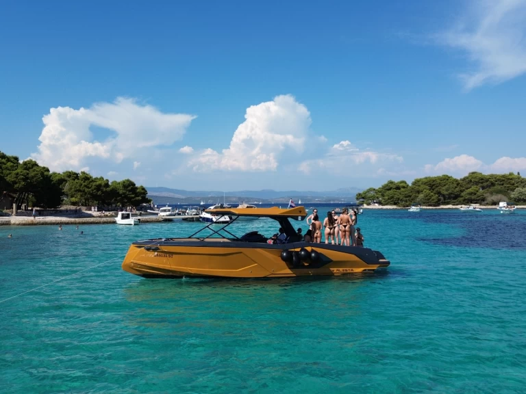 Charter a Alesta Marine Raptor parasailing in Split on Samboat