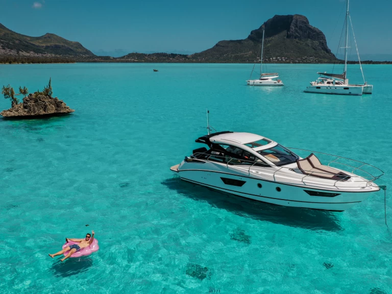 Luxury Yacht to hire Tamarin at the best price