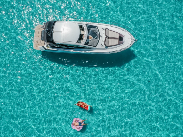 Hire a Bénéteau Gran Turismo 40 Tamarin