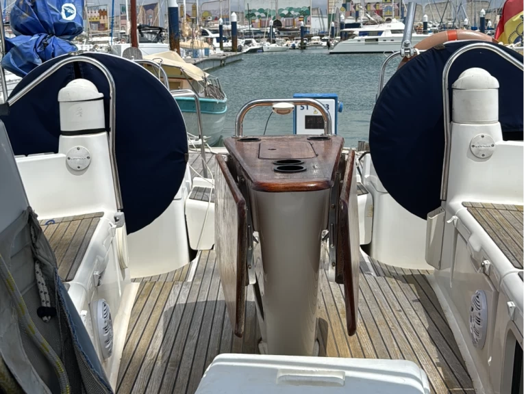 Hire Sailboat Jeanneau with a boat licence