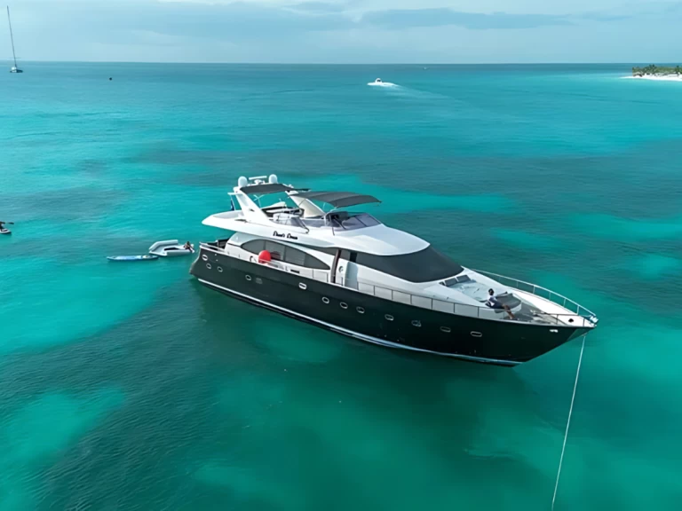 Hire Luxury Yacht Custom Made with a boat licence