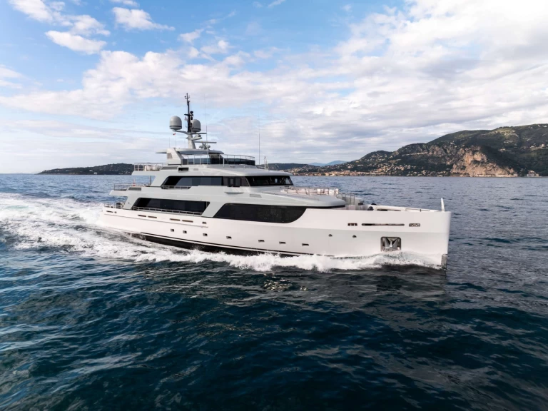 Hire Luxury Yacht Codecasa with a boat licence