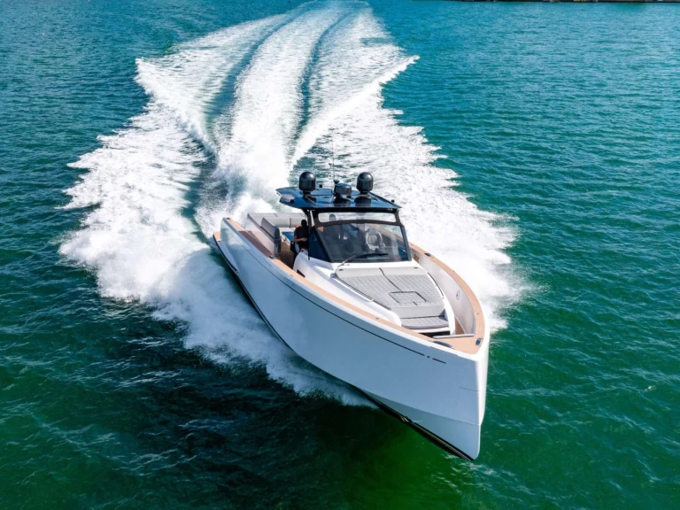 Hire Luxury Yacht Pardo Yachts with a boat licence