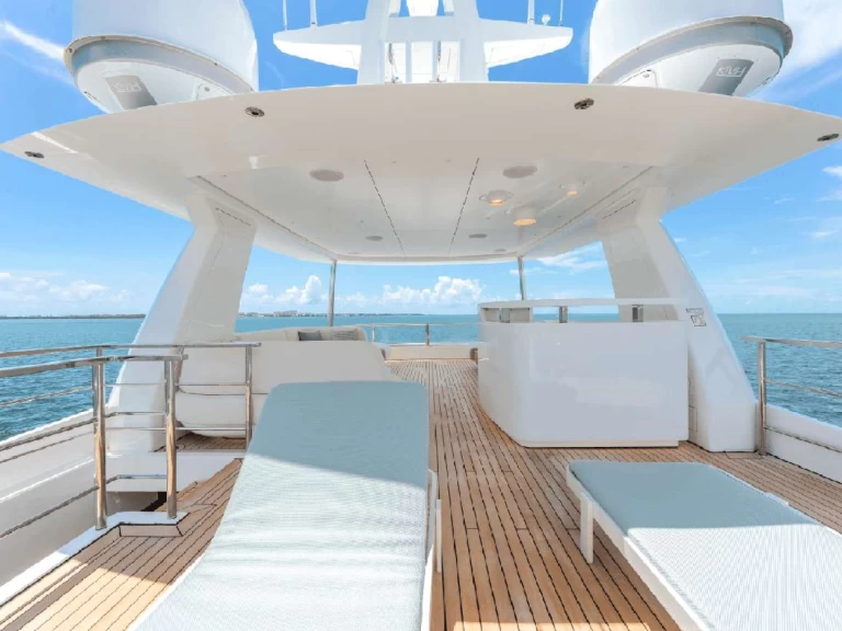 Hire Luxury Yacht Azimut with a boat licence