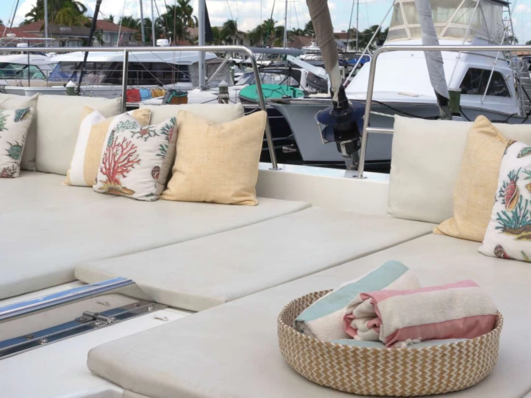 Hire Luxury Yacht Bali with a boat licence