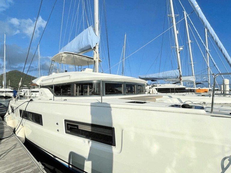 Hire Catamaran Lagoon with a boat licence