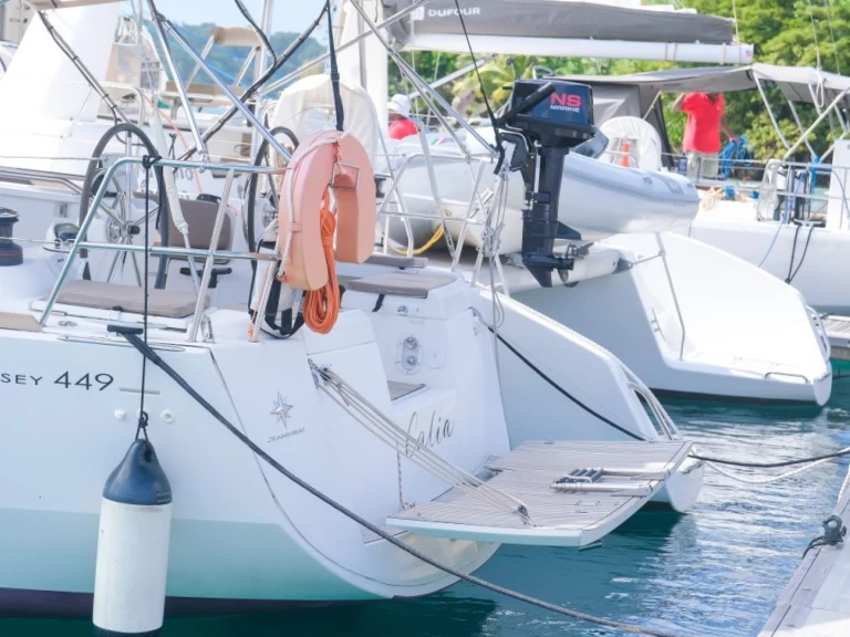 Hire Sailboat Jeanneau with a boat licence