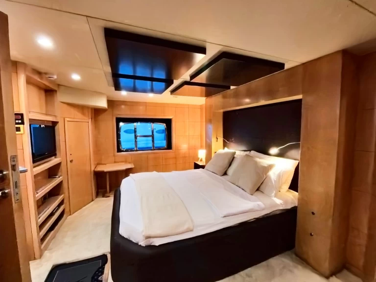 Yacht hire Dubai Marina cheap Dubai Marine 82Ft