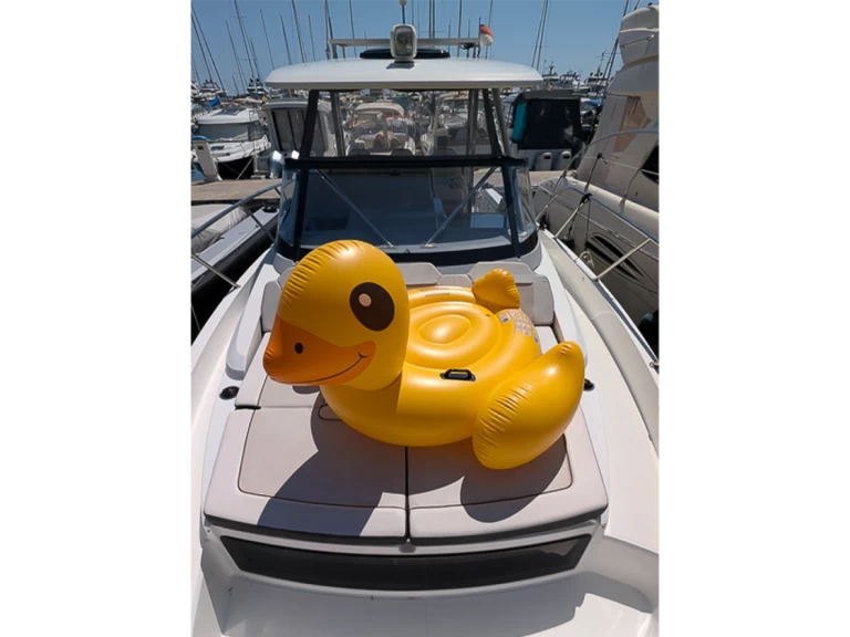 Yacht charter Saint-Jean-Cap-Ferrat - Jeanneau Cap Camarat 10.5 WA on SamBoat