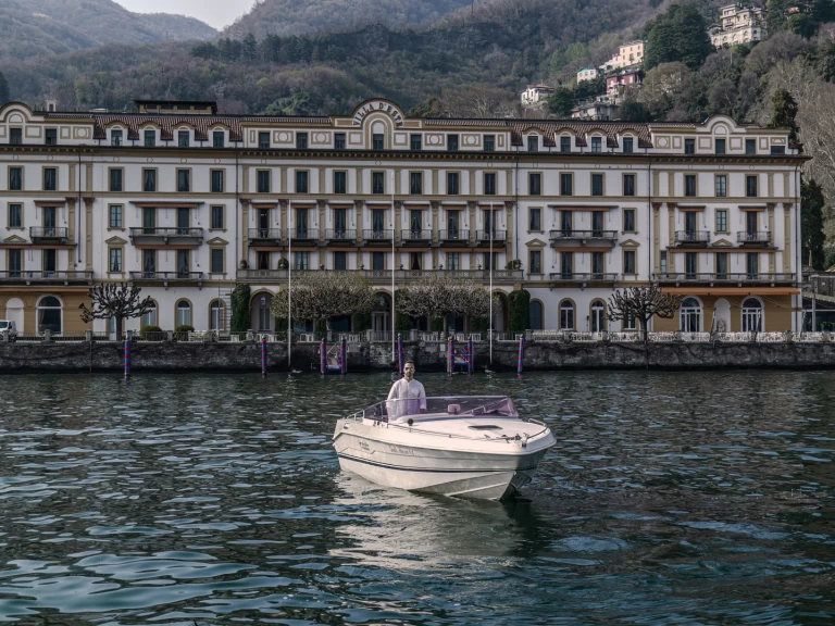 Hire Motorboat Airon with a boat licence