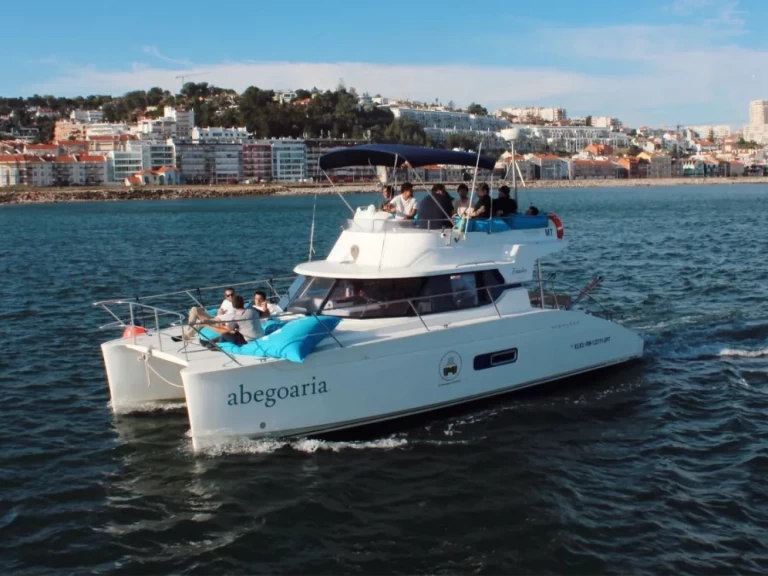 Motorboat hire in Belém - Fountaine Pajot Highland 35