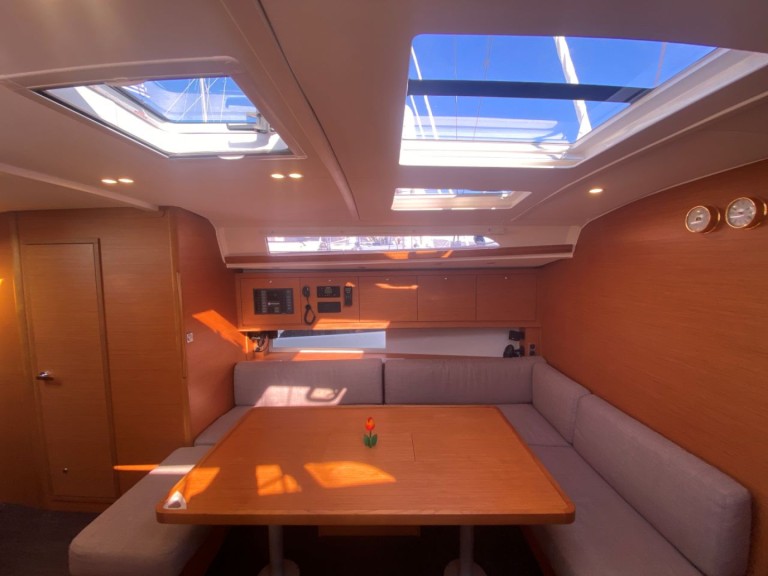 Hire a Dufour Dufour 470 Lefkáda