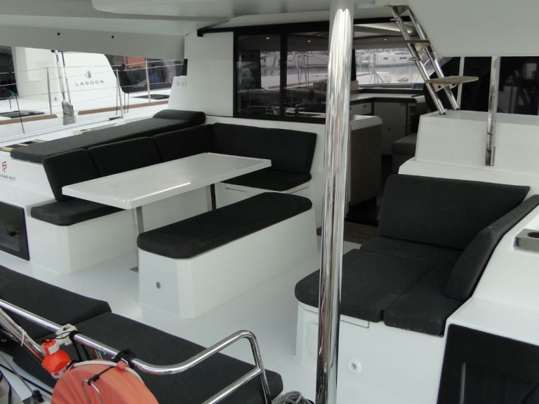 Hire a Fountaine Pajot Elba 45 Alimos