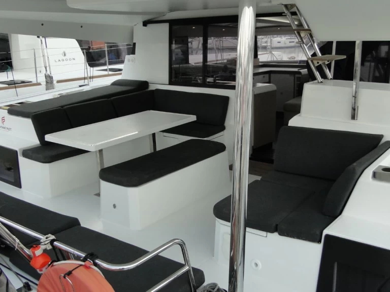 Hire a Fountaine Pajot Elba 45 Alimos