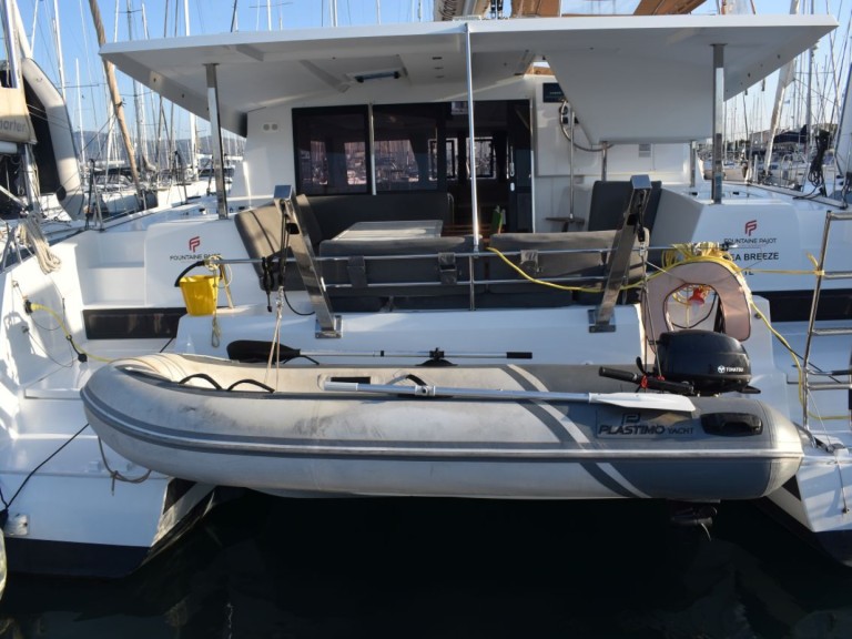 Hire a Fountaine Pajot Isla 40 Lefkáda