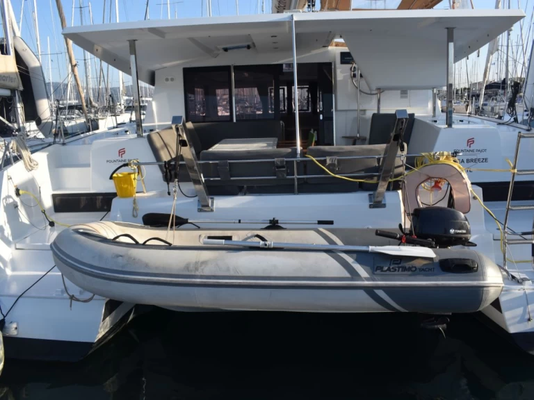 Hire a Fountaine Pajot Isla 40 Lefkáda