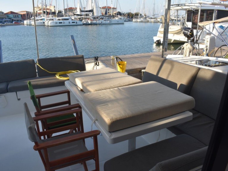 Catamaran hire in Lefkáda - Fountaine Pajot Isla 40