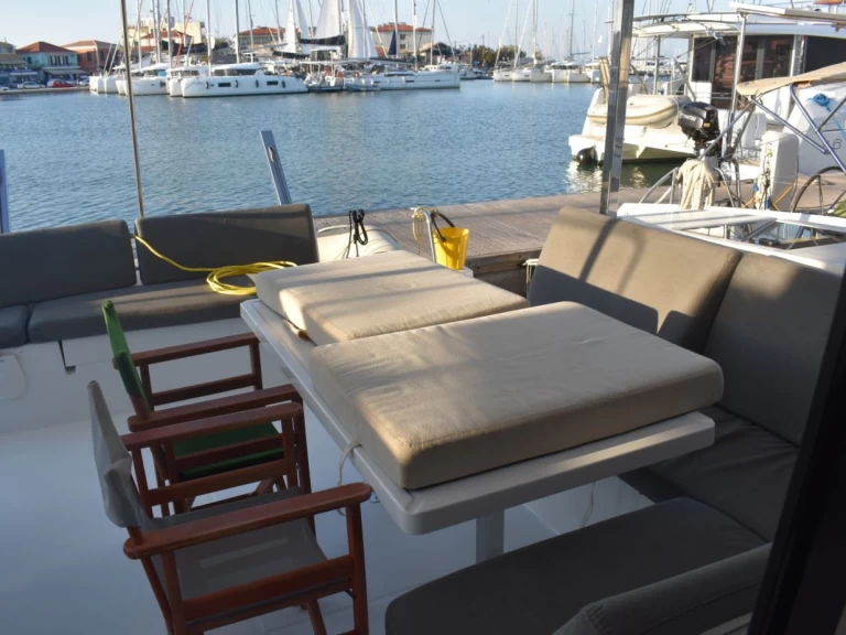 Catamaran hire in Lefkáda - Fountaine Pajot Isla 40