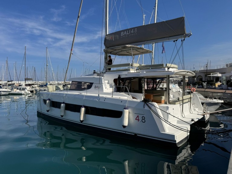 Charter a Bali Bali 4.8 Silver Dolphin in Capo d'Orlando on Samboat