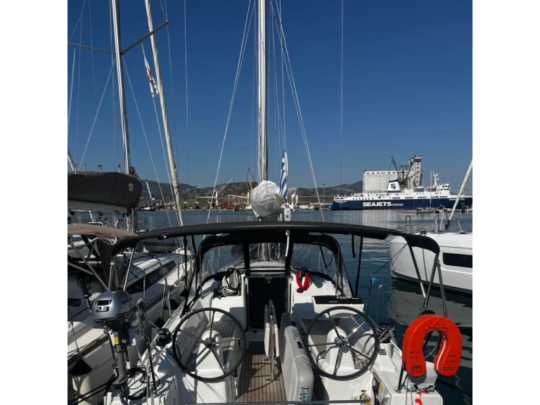 Charter a Bénéteau Oceanis 30.1 in Volos on Samboat