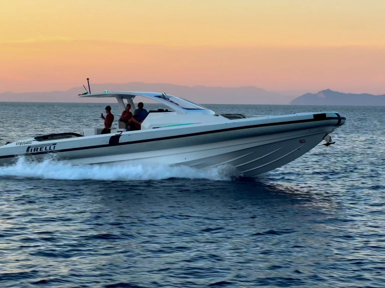 Motorboat to hire Torre Annunziata at the best price