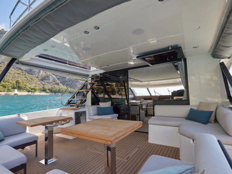 Hire Motorboat Prestige with a boat licence