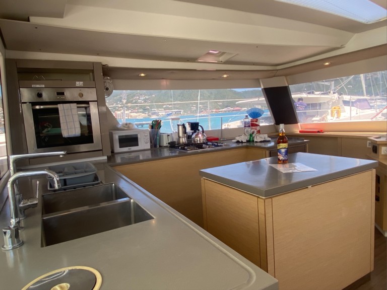 Hire Catamaran Fountaine Pajot with a boat licence