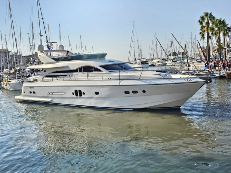 Luxury Yacht to hire Saint-Raphaël at the best price