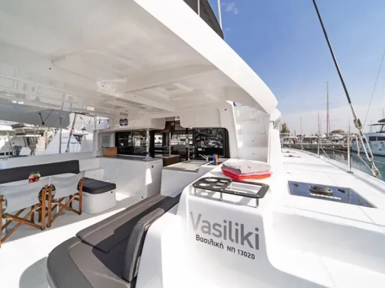 Catamaran to hire Alimos at the best price