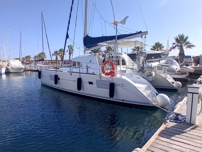 Charter a Lagoon Lagoon 380 S2 in Torrevieja on Samboat