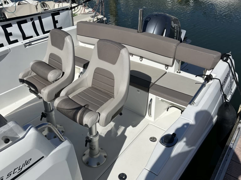 Hire Motorboat Jeanneau with a boat licence