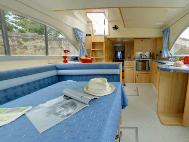 Motorboat hire in Migennes - Le Boat Tango