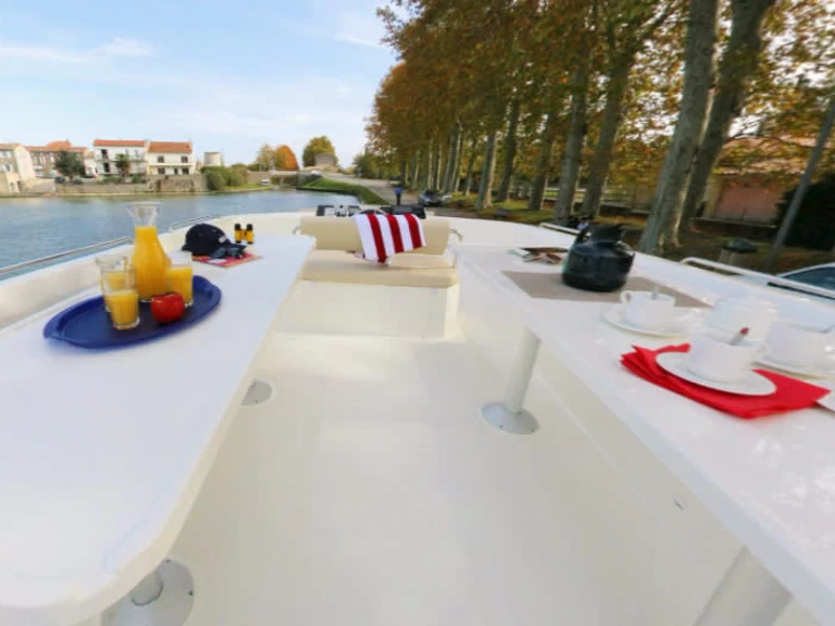 Hire Motorboat Le Boat with a boat licence